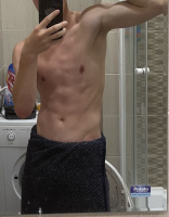 Молодой спортивный парень  – Фото 1