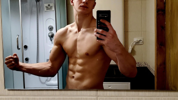 Молодой атлет хочет жарко. – Фото 1