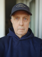 Пенсионер с женщиной  – Фото 1