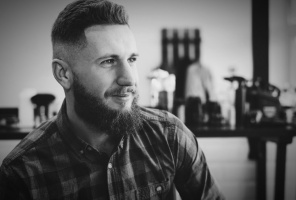 Высокий, скромный мужчина ищет девушку  – Фото 1