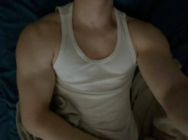 Молодой выносливый спорт парень  – Фото 1